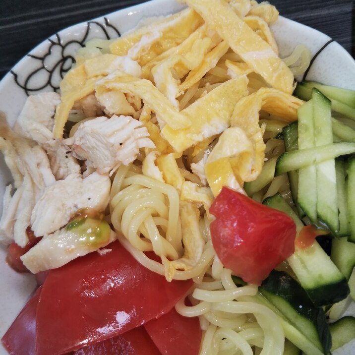 サラダチキンとトマトの冷やし中華